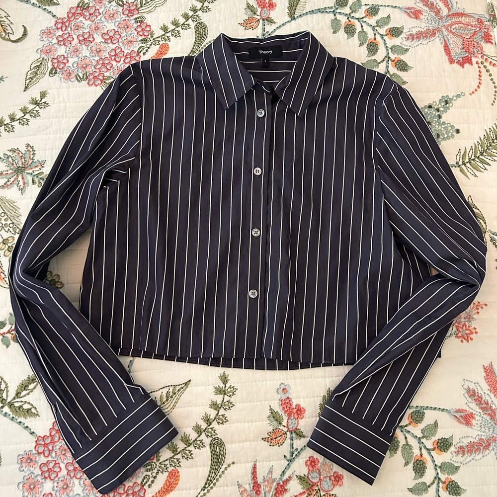 Theory Cropped Button Down Top - Picture 2 of 8